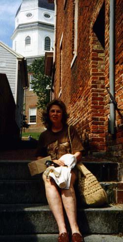 Lois in front of state capitol. [27 kb]